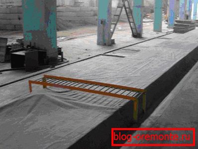 La surface du béton prend en quelques jours, mais le durcissement général se produit après 15 à 20 jours (selon les conditions météorologiques) La surface du béton prend en quelques jours, mais le durcissement général se produit après 15 à 20 jours (selon les conditions météorologiques)