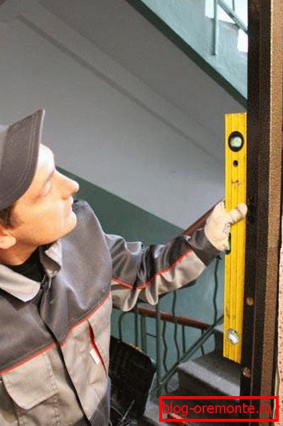 Aligner le cadre de la porte installation correcte des portes d'entrée