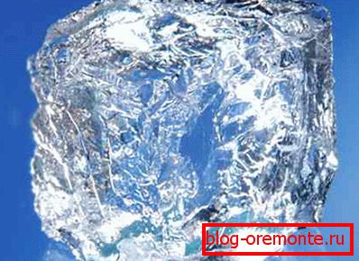 La transformation de l'eau en glace est la principale raison empêchant le bétonnage en hiver. La transformation de l'eau en glace est la principale raison empêchant le bétonnage en hiver.