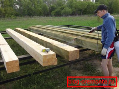 Dans le même temps, recouvrir le bois est préférable avant de commencer à construire Dans le même temps, recouvrir le bois est préférable avant de commencer à construire