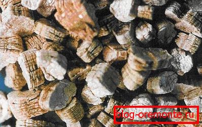 Lorsqu'il est chauffé, le volume de la vermiculite augmente plusieurs fois. Plus il est chauffé, plus la densité finale est faible. Lorsqu'il est chauffé, le volume de la vermiculite augmente plusieurs fois. Plus il est chauffé, plus la densité finale est faible.