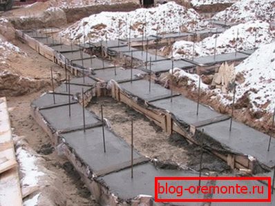 Lors de la pose de béton sur un sol non gelé, la surface inférieure de la fondation est exclue du calcul Lors de la pose de béton sur un sol non gelé, la surface inférieure de la fondation est exclue du calcul