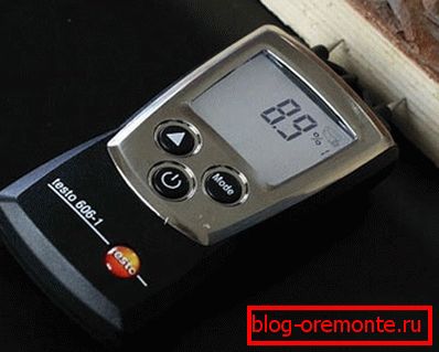Un appareil de mesure de l'humidité du bois. Un appareil de mesure de l'humidité du bois.