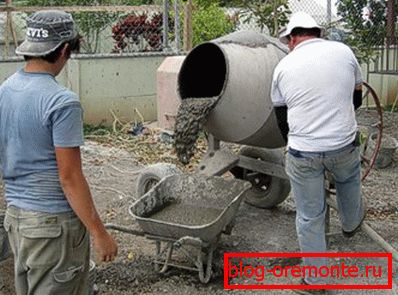 Préparation du béton dans une bétonnière à la maison