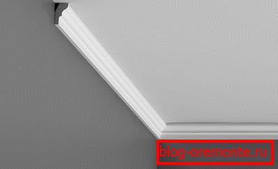 Coller le socle du plafond Coller le socle du plafond