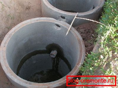 Un exemple d'eaux usées auto-arrangées à la datcha utilisant des anneaux en béton Un exemple d'eaux usées auto-arrangées à la datcha utilisant des anneaux en béton