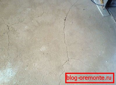 Exemple de fissures dans le sol en béton Exemple de fissures dans le sol en béton