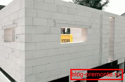 Le principe de la pose de blocs est pratiquement le même que celui de la construction de murs en pierre. Le principe de la pose de blocs est pratiquement le même que celui de la construction de murs en pierre.