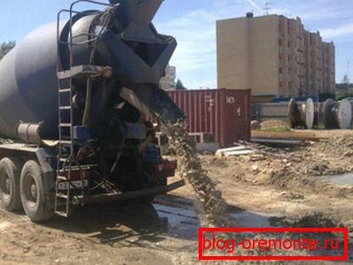 Livraison du béton dans le malaxeur Livraison du béton dans le malaxeur