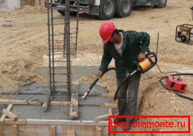 Le processus d'utilisation d'un vibrateur spécial pour le béton, qui permet de supprimer toutes les bulles d'air d'un matériau et de positionner la solution sur toute la forme Le processus d'utilisation d'un vibrateur spécial pour le béton, qui permet de supprimer toutes les bulles d'air d'un matériau et de positionner la solution sur toute la forme