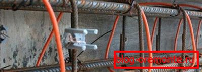 Le fil est posé et fixé sur la cage d'armature. Le fil est posé et fixé sur la cage d'armature.