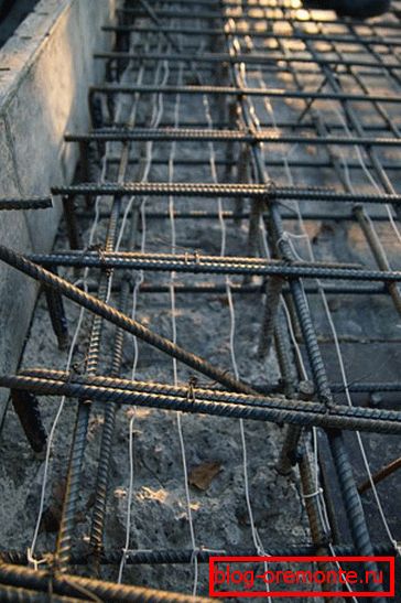 Les fils sont posés avant le bétonnage. Les fils sont posés avant le bétonnage.