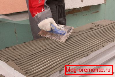 Travailler avec une truelle dentée Travailler avec une truelle dentée