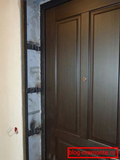 Cadre d'un coin pour une porte en métal. Cadre d'un coin pour une porte en métal.