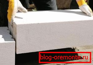 La consommation de colle est bien moindre qu'avec un mortier de ciment La consommation de colle est bien moindre qu'avec un mortier de ciment