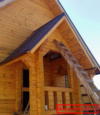 Différents types de bois vous permettent de combiner plusieurs types de façade extérieure