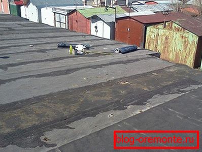Nous réparons le toit du garage avec du feutre