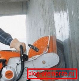 La coupe de béton armé avec des cercles de diamant ne s'applique pas à l'opilkobetona La coupe de béton armé avec des cercles de diamant ne s'applique pas à l'opilkobetona