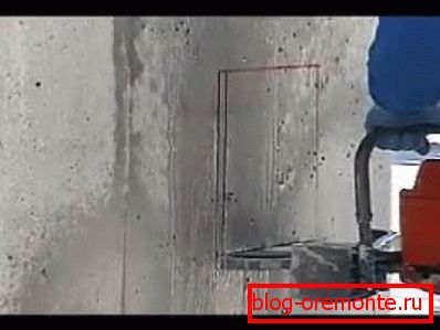 Découpe du béton armé avec des cercles de diamant manuellement Découpe du béton armé avec des cercles de diamant manuellement
