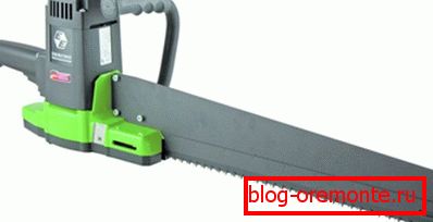 Une scie électrique à sabre avec deux lames fera un excellent travail et peut être utilisée longtemps. Une scie électrique à sabre avec deux lames fera un excellent travail et peut être utilisée longtemps.