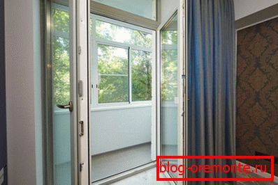 Porte Shtulpovaya menant au balcon Porte Shtulpovaya menant au balcon