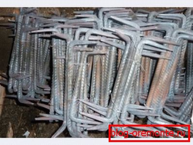 Les supports pour attaches du matériau peuvent être fabriqués indépendamment des pièces de renfort Les supports pour attaches du matériau peuvent être fabriqués indépendamment des pièces de renfort