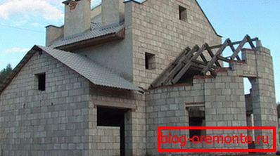 D'accord, il faut s'efforcer de rendre la façade de cette maison plus attrayante. D'accord, il faut s'efforcer de rendre la façade de cette maison plus attrayante.
