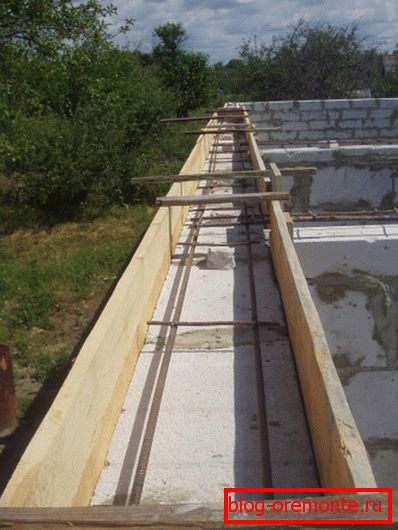 Construction de coffrage avec une hauteur de 25 cm pour la ceinture Construction de coffrage avec une hauteur de 25 cm pour la ceinture