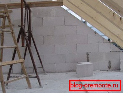 Création d'un fronton à base de blocs de béton aérés Création d'un fronton à base de blocs de béton aérés