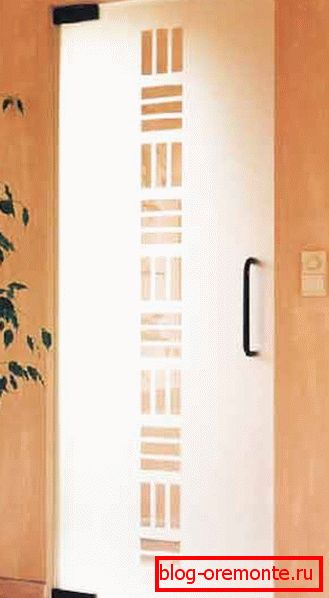 La porte de couleurs claires a l'air élégant Porte d'entrée en bois avec ses propres mains