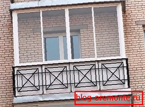 Façade en verre du balcon