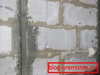 Mur avec des filets et des phares. Mur avec des filets et des phares.