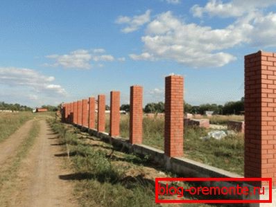 La fondation de la clôture avec des piliers en brique: