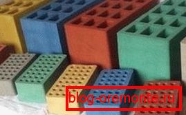 La structure des blocs de béton colorés semble beaucoup plus intéressante. La structure des blocs de béton colorés semble beaucoup plus intéressante.