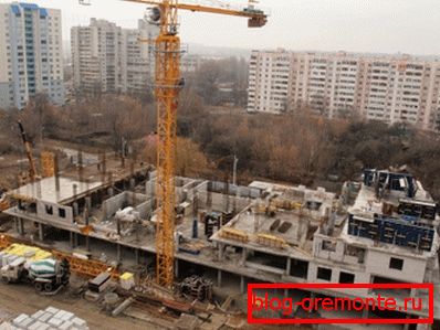 Construction de l'installation en utilisant des structures en béton pour séparer les étages Construction de l'installation en utilisant des structures en béton pour séparer les étages