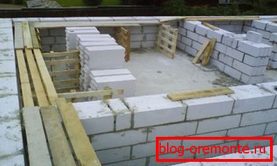 La construction des murs du premier étage est presque terminée, il est temps de penser au chevauchement La construction des murs du premier étage est presque terminée, il est temps de penser au chevauchement
