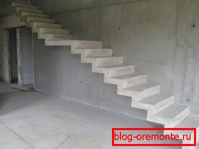 Un espace libre sous les escaliers peut être utilisé pour le stockage (dressing) Un espace libre sous les escaliers peut être utilisé pour le stockage (dressing)