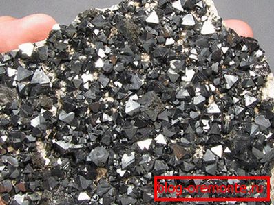 Cela ressemble à un fer magnétique (magnétite). Cela ressemble à un fer magnétique (magnétite).