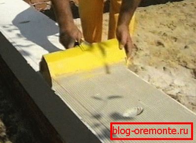 La technologie de la pose de blocs de béton sur la colle - appliquer la solution sur la surface La technologie de la pose de blocs de béton sur la colle - appliquer la solution sur la surface
