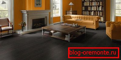Murs orange contre un stratifié sombre
