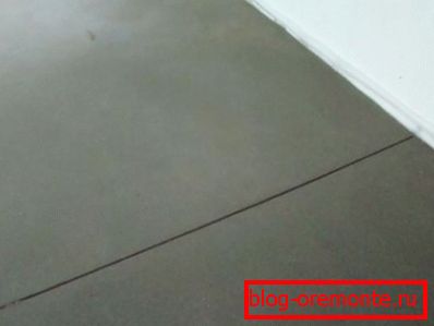Joint de température dans une surface de béton Joint de température dans une surface de béton