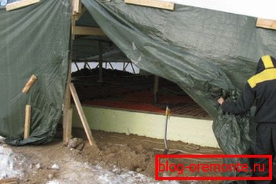 Abri auvent pour travaux en béton monolithique. Abri auvent pour travaux en béton monolithique.