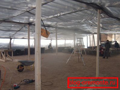 Teplyak peut être construit à partir de matériaux de récupération, comme couverture de toiture, vous pouvez utiliser une bâche ou une pellicule de plastique Teplyak peut être construit à partir de matériaux de récupération, comme couverture de toiture, vous pouvez utiliser une bâche ou une pellicule de plastique