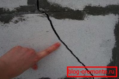 Fissure dans le béton cellulaire résultant des mouvements du sol Fissure dans le béton cellulaire résultant des mouvements du sol