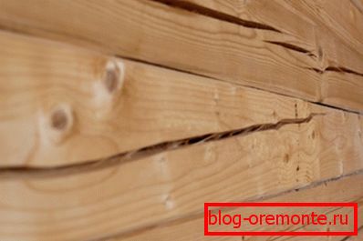Fissures sur une barre d'humidité naturelle Fissures sur une barre d'humidité naturelle