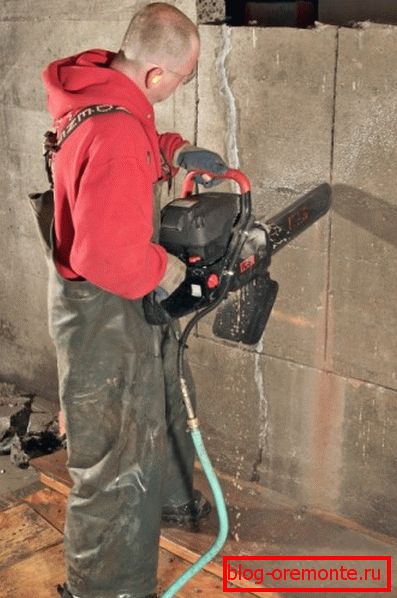 La tronçonneuse pour béton vous permet de couper des structures en béton et monolithiques. La tronçonneuse pour béton vous permet de couper des structures en béton et monolithiques.