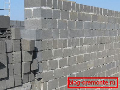 Nous apprenons à construire des murs à partir de blocs d'argile expansés. Nous apprenons à construire des murs à partir de blocs d'argile expansés.