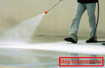 En premier lieu, soigner le béton frais consiste à humidifier constamment la surface et à l’empêcher de se dessécher.