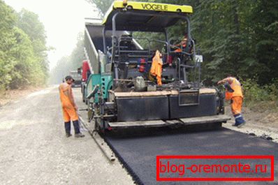 Pose d'asphalte avec un équipement spécial. Pose d'asphalte avec un équipement spécial.