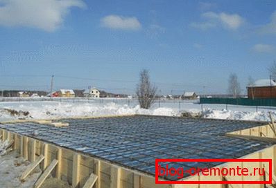 Les codes du bâtiment interdisent la pose de béton à des températures négatives sans recourir à des technologies spéciales. Les codes du bâtiment interdisent la pose de béton à des températures négatives sans recourir à des technologies spéciales.